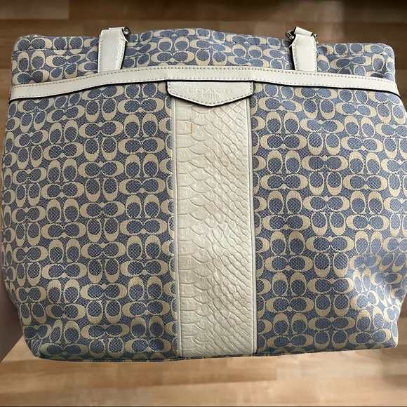 Blue, beige, and cream Coach classic print handbag - Picture 10 of 13